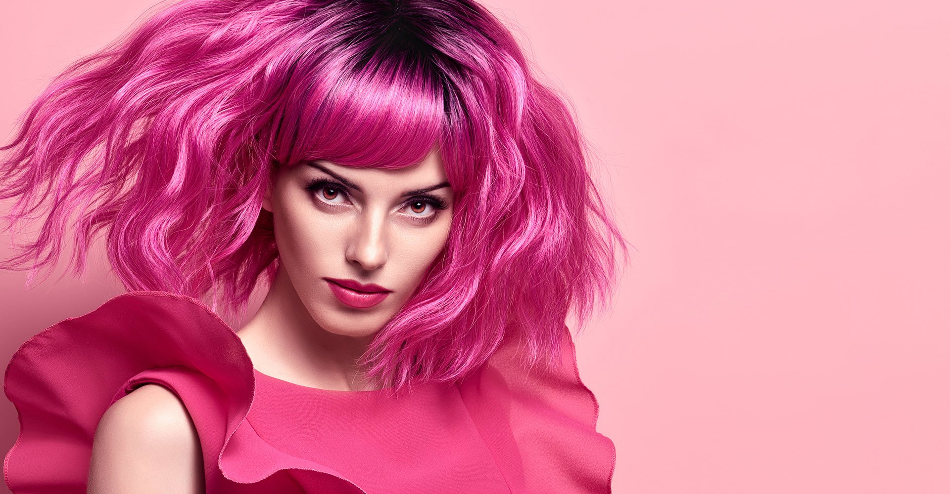 Mulher Com O Cabelo Volumoso Curto E Rosa