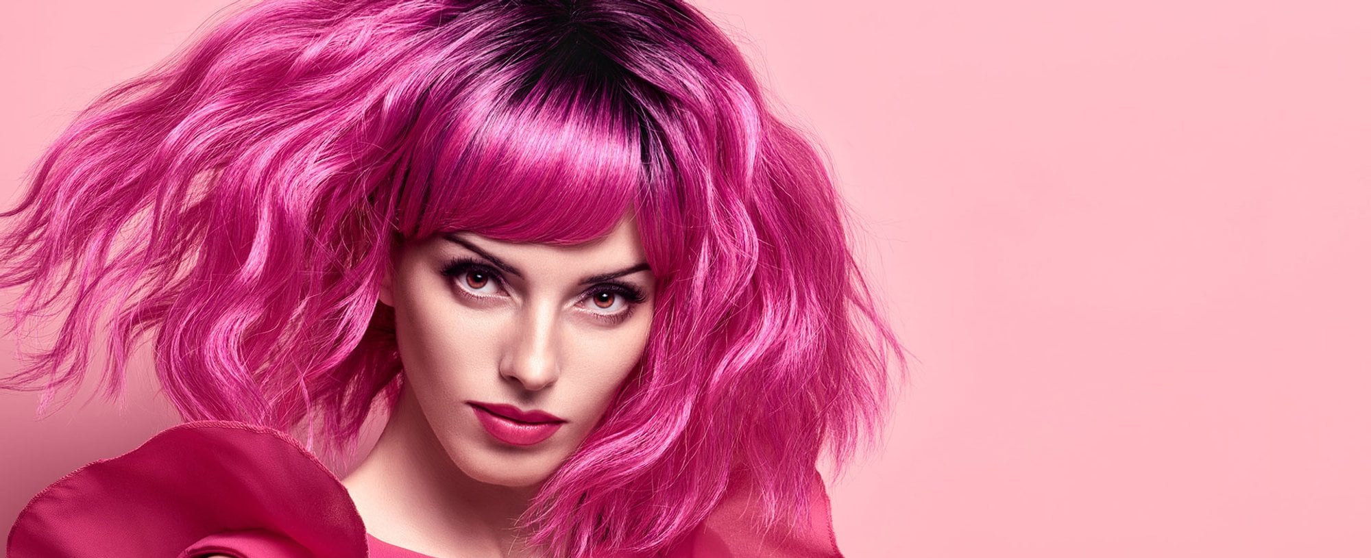 Mulher Com O Cabelo Volumoso Curto E Rosa
