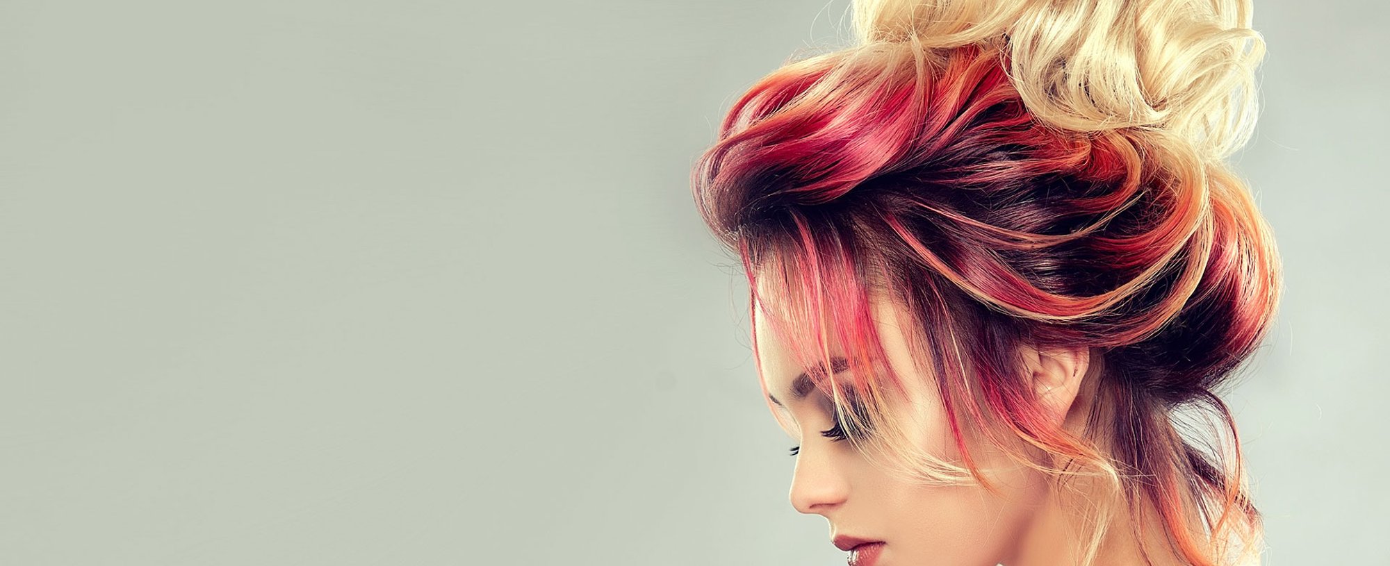 Mulher com cabelo colorido e coque