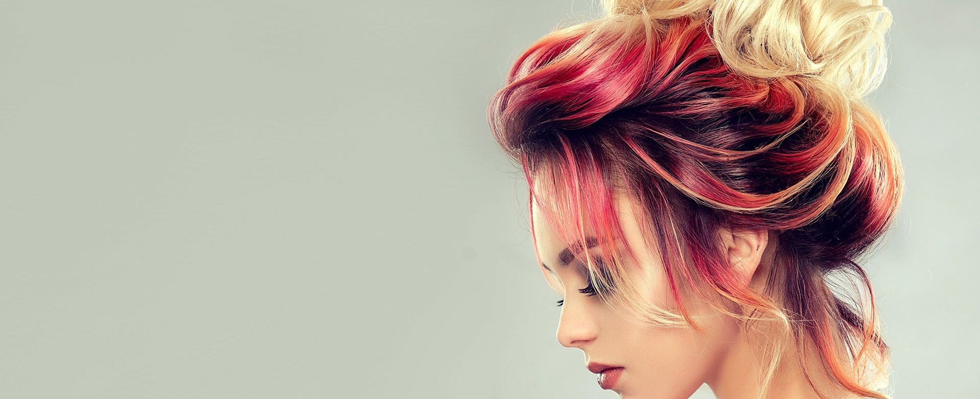 Mulher Com Cabelo Colorido E Coque