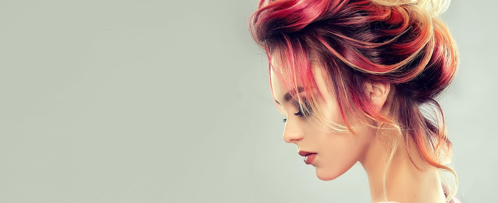 Mulher Com Cabelo Colorido E Coque