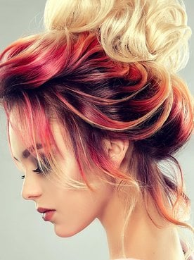Mulher Com Cabelo Colorido E Coque