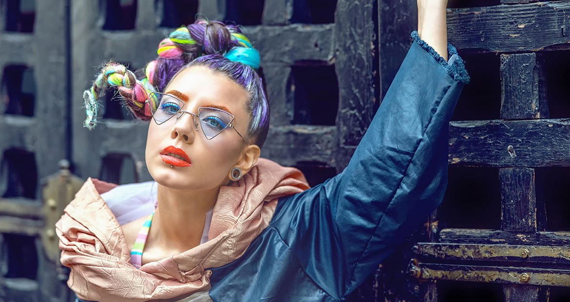 Modelo Com Cabelo Colorido E Rabo De Cavalo Feito