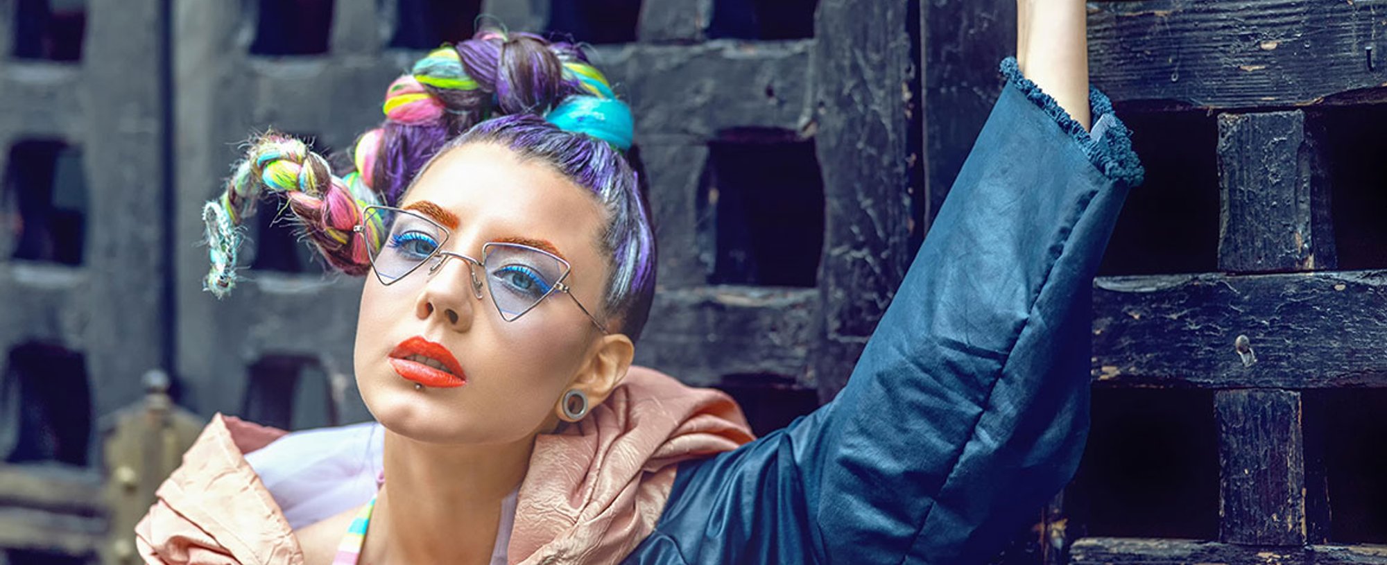 Modelo Com Cabelo Colorido E Rabo De Cavalo Feito