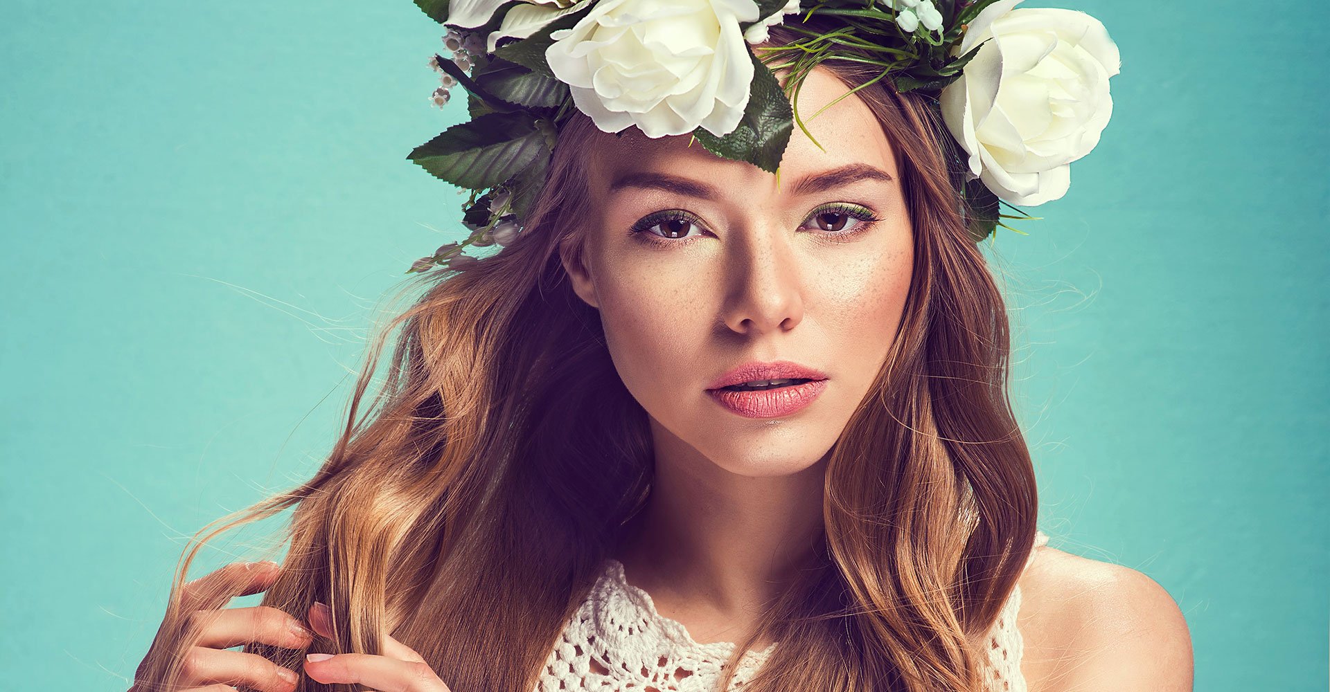 Modelo Com Uma Tiara De Flores Nos Cabelos Castanhos