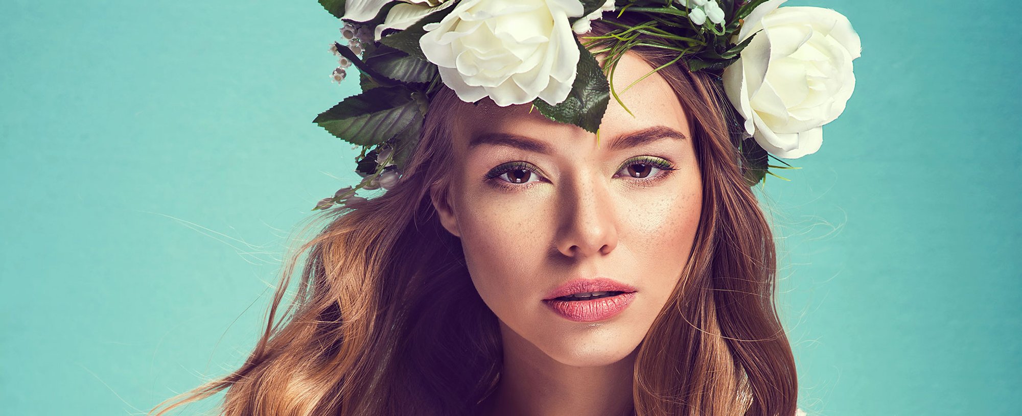 Modelo Com Uma Tiara De Flores Nos Cabelos Castanhos