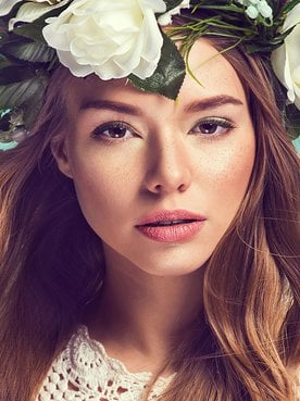 Modelo Com Uma Tiara De Flores Nos Cabelos Castanhos