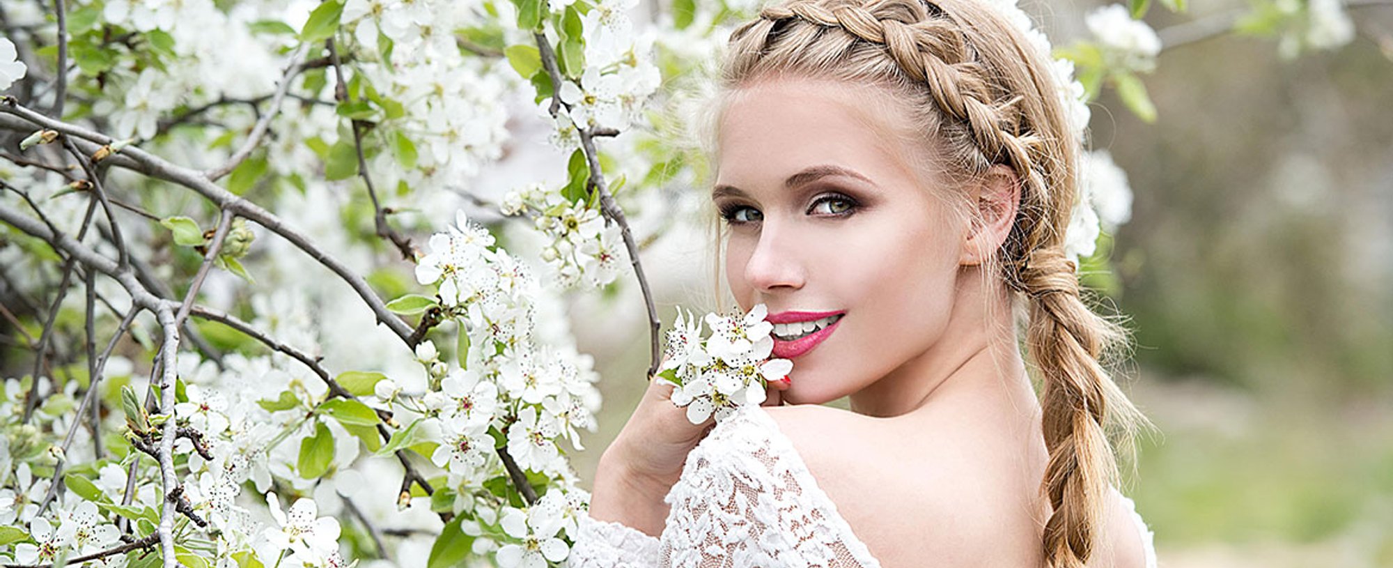 Modelo vestido de noiva com cabelo trancado loiro