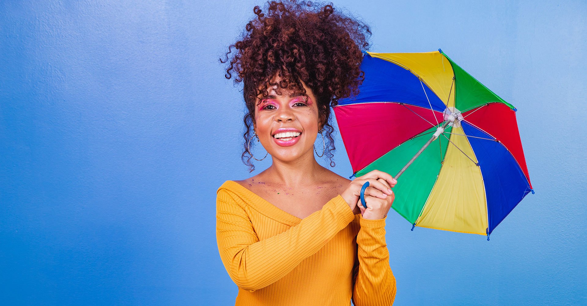 Modelo Morena Com Cabelo Cacheado Segurando Um Mini Guarda Chuva