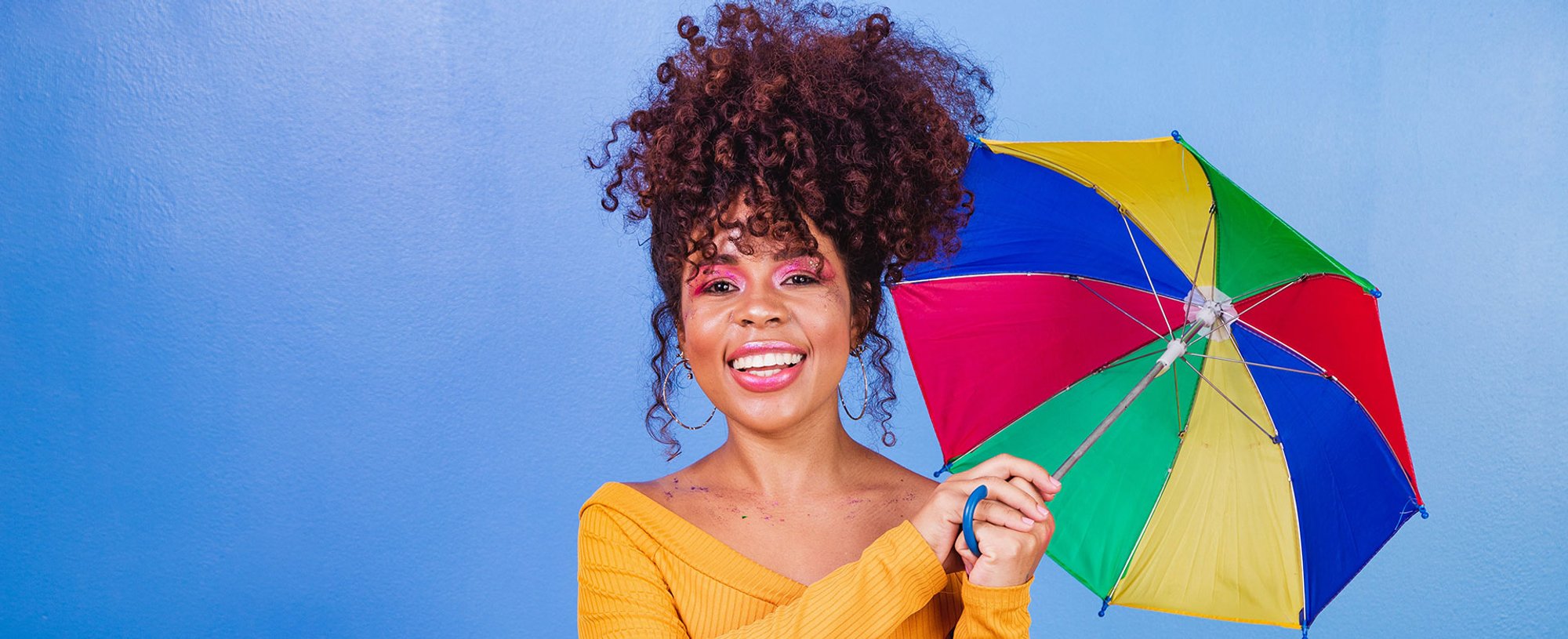Modelo Morena Com Cabelo Cacheado Segurando Um Mini Guarda Chuva