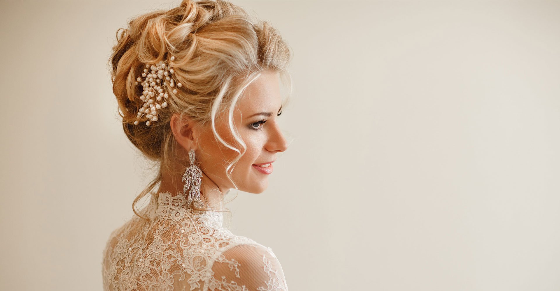 Modelo Com Roupas De Noiva Cabelo Loiro E Coque