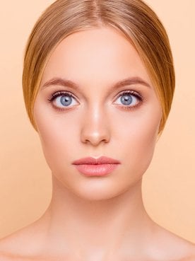 Modelo Com Cabelo Loiro Um Pouco Assustada