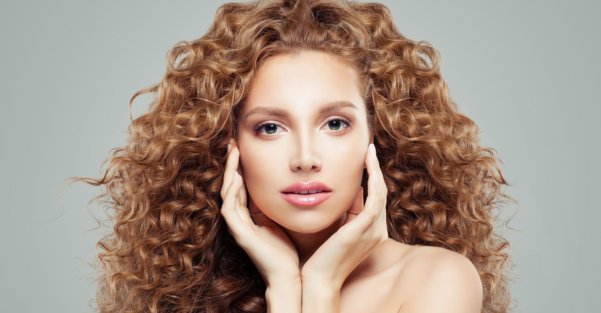 Modelo Com Cabelo Loiro E Cacheado Volumoso