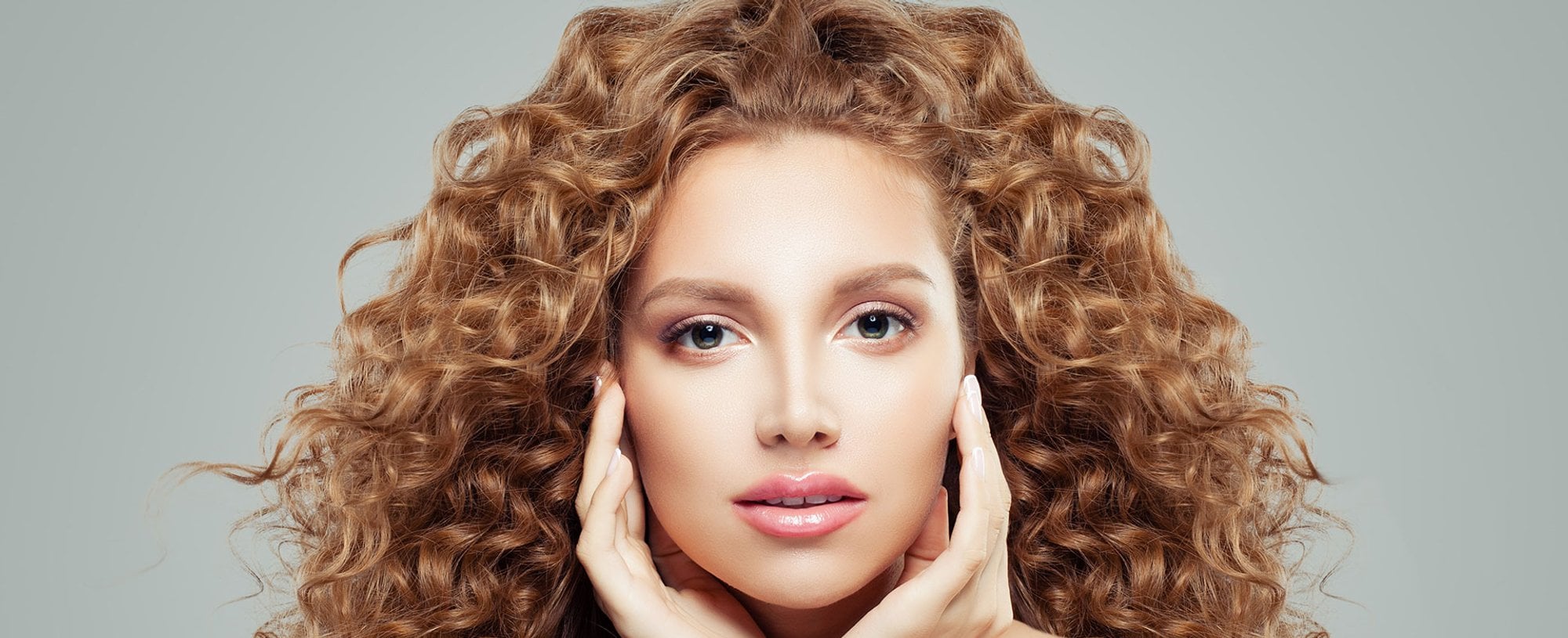 Modelo Com Cabelo Loiro E Cacheado Volumoso