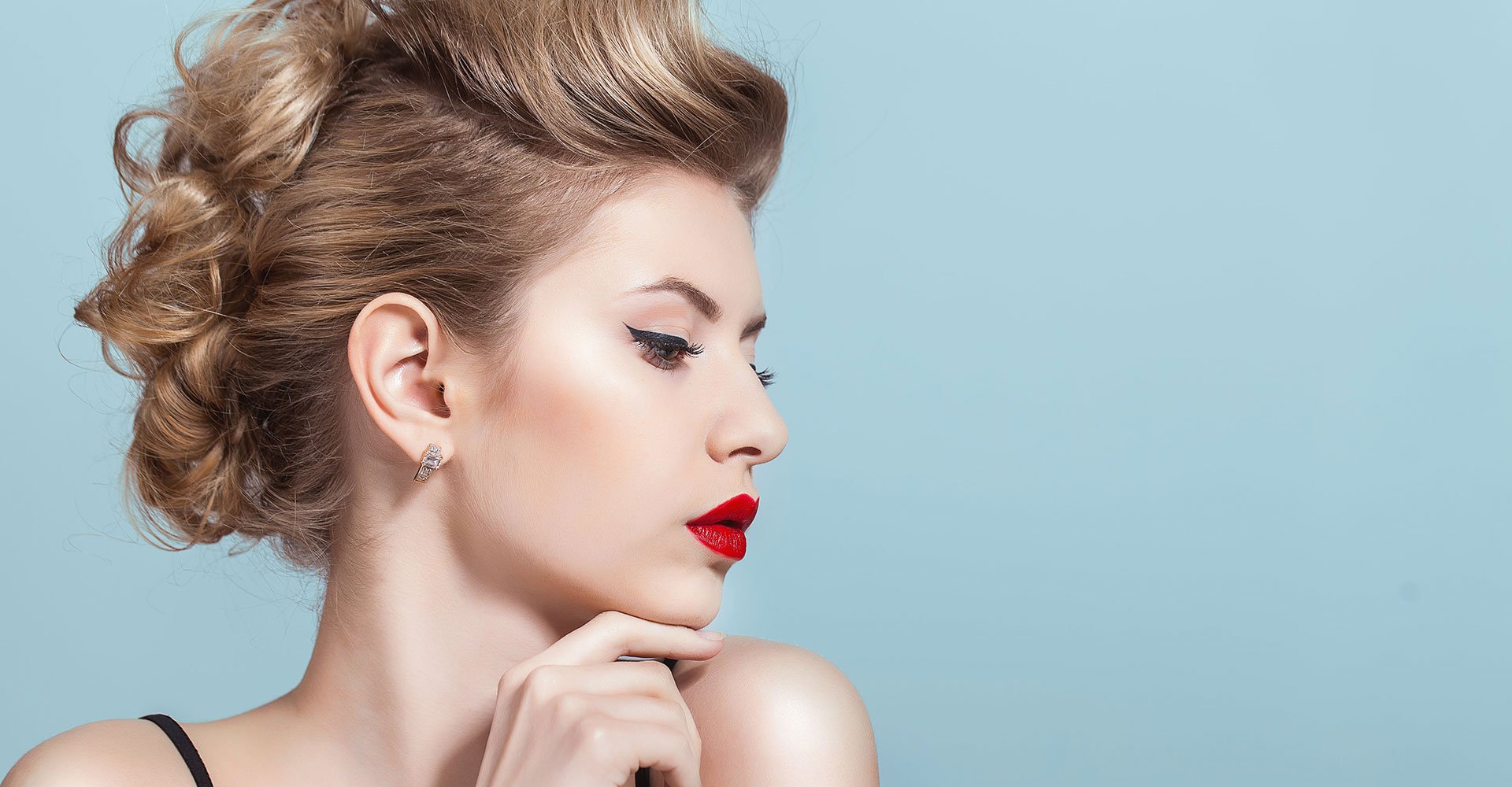 Modelo Loira Com Coque Feito Olhando Pro Lado