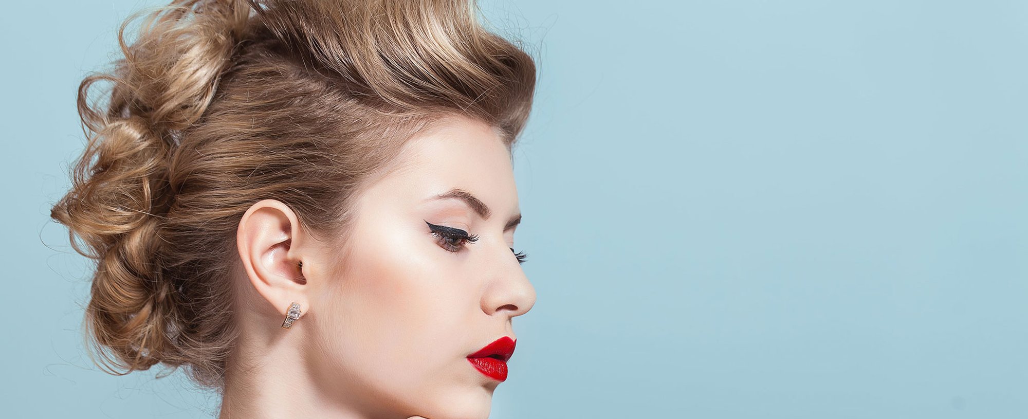 Modelo Loira Com Coque Feito Olhando Pro Lado