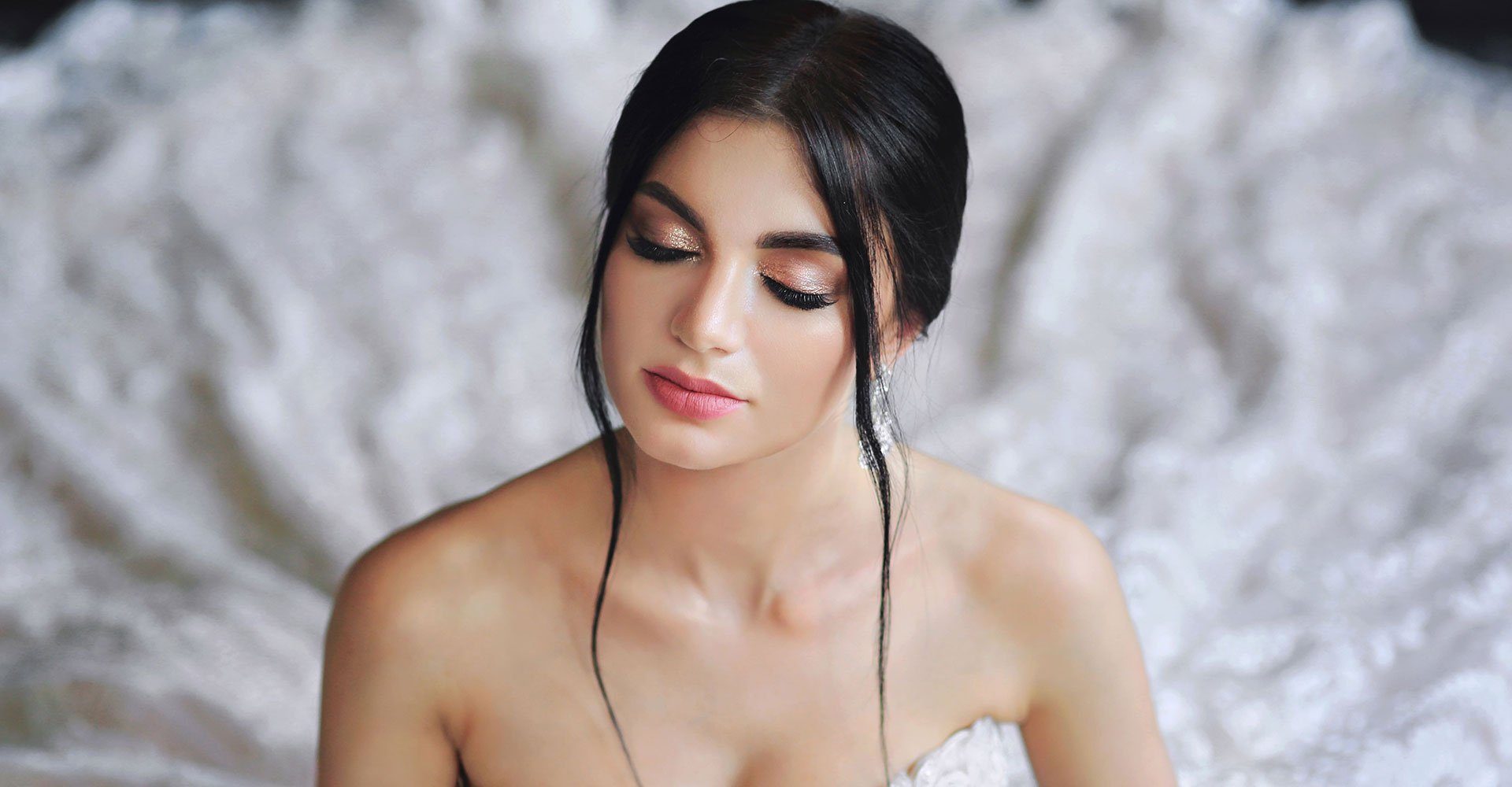 Modelo Com Cabelo Preto Separado Em Dois Com Nuvens