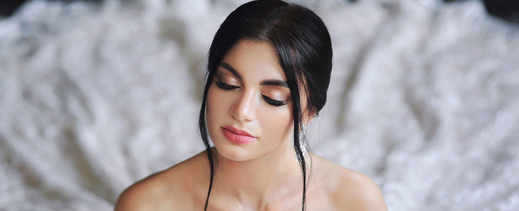 Modelo Com Cabelo Preto Separado Em Dois Com Nuvens