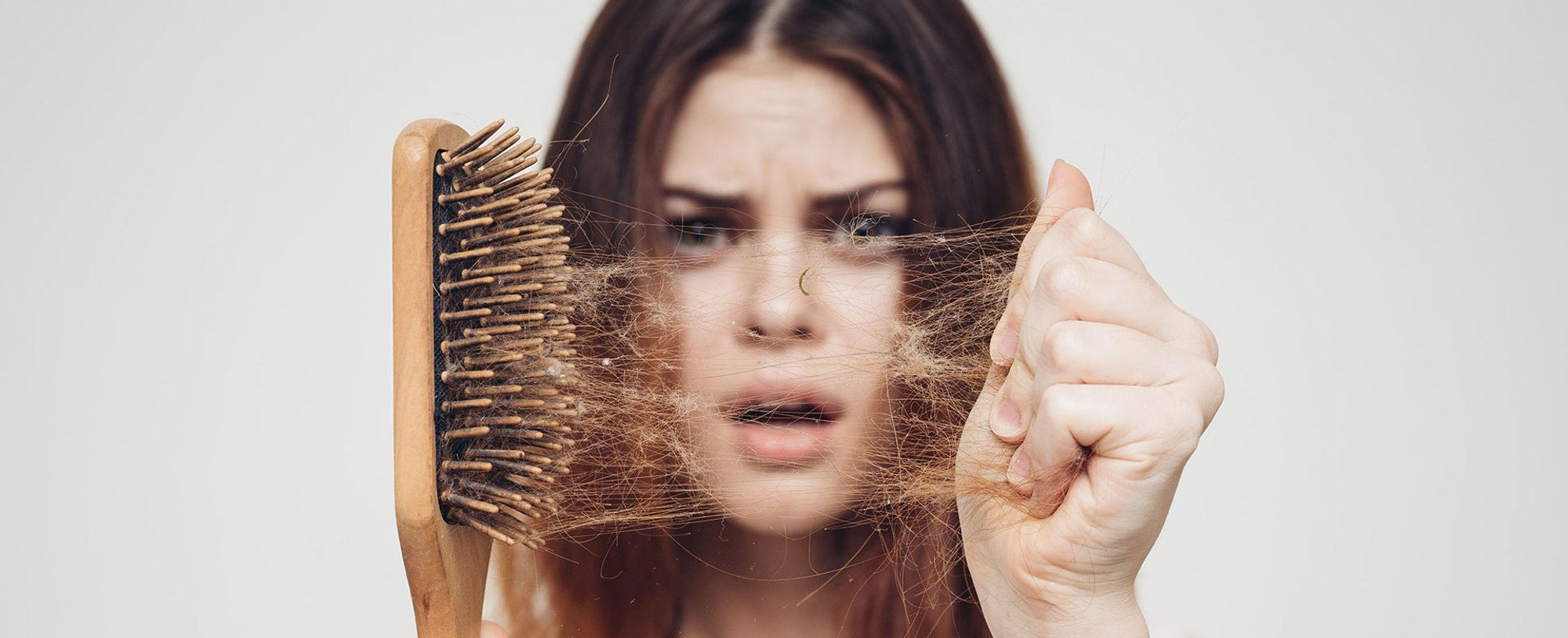 Mulher Tirando Pedacos De Cabelo Da Sua Escova