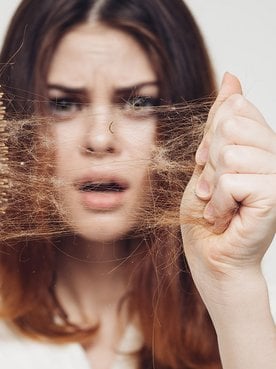 Mulher Tirando Pedacos De Cabelo Da Sua Escova