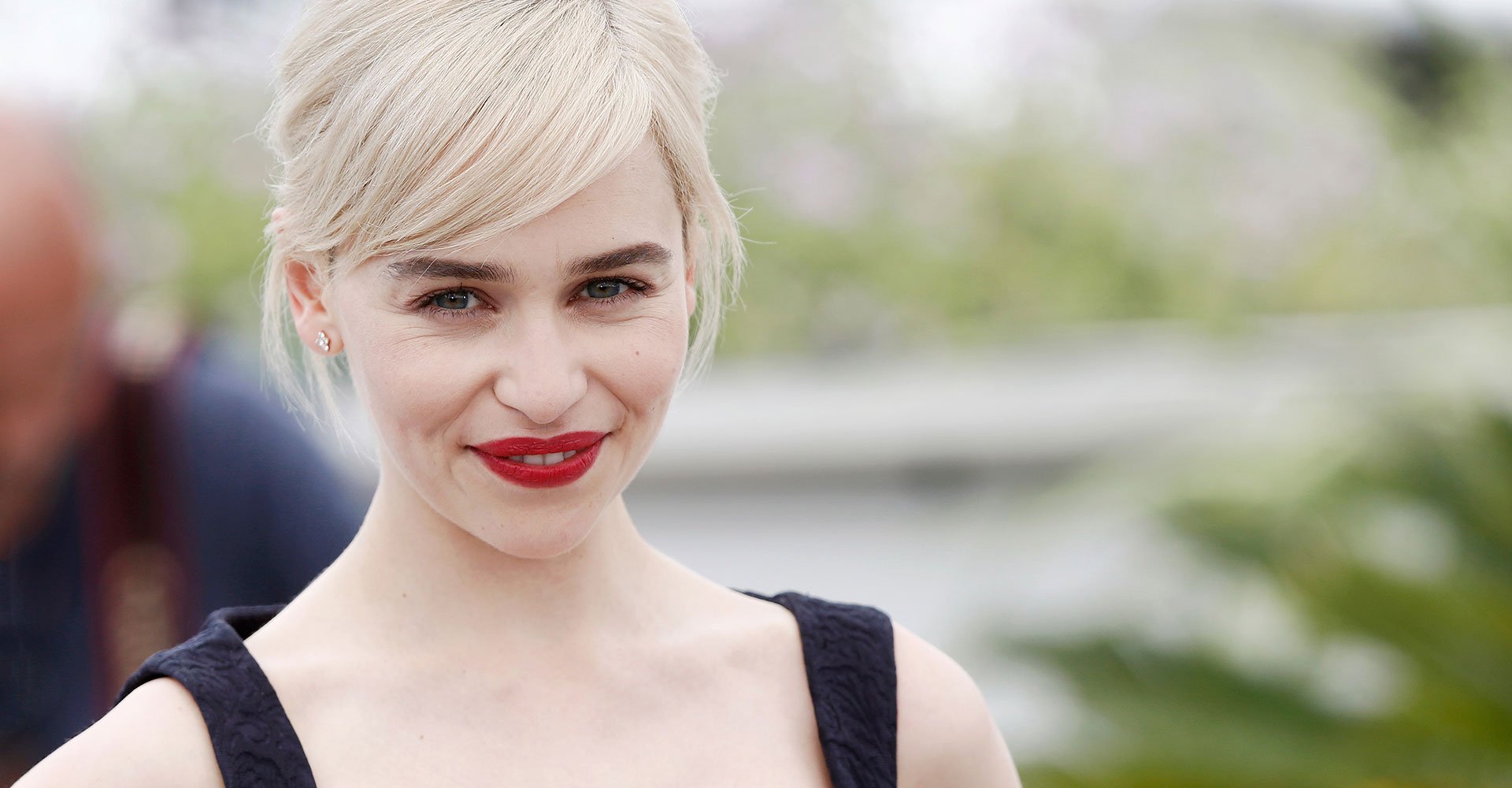 Modelo Com Cabelo Branco E Batom Vermelho