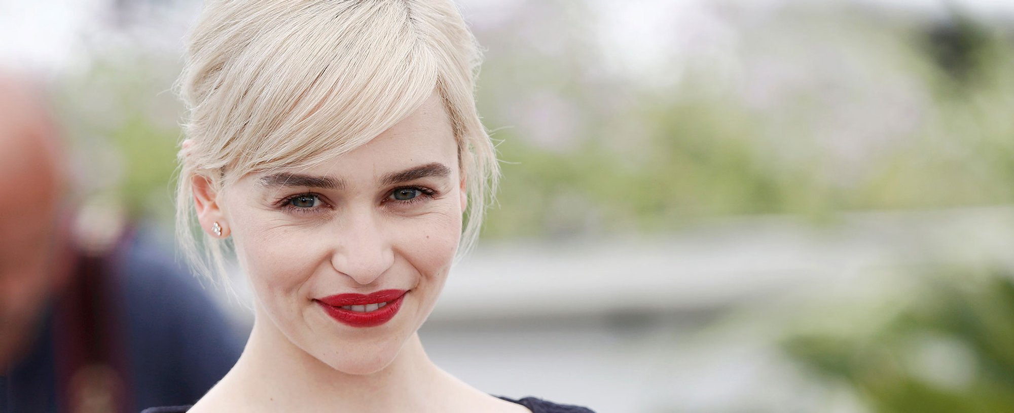 Modelo Com Cabelo Branco E Batom Vermelho
