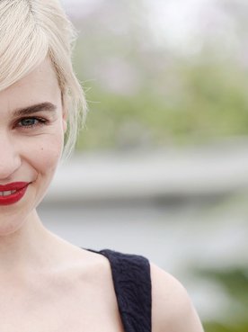 Modelo Com Cabelo Branco E Batom Vermelho