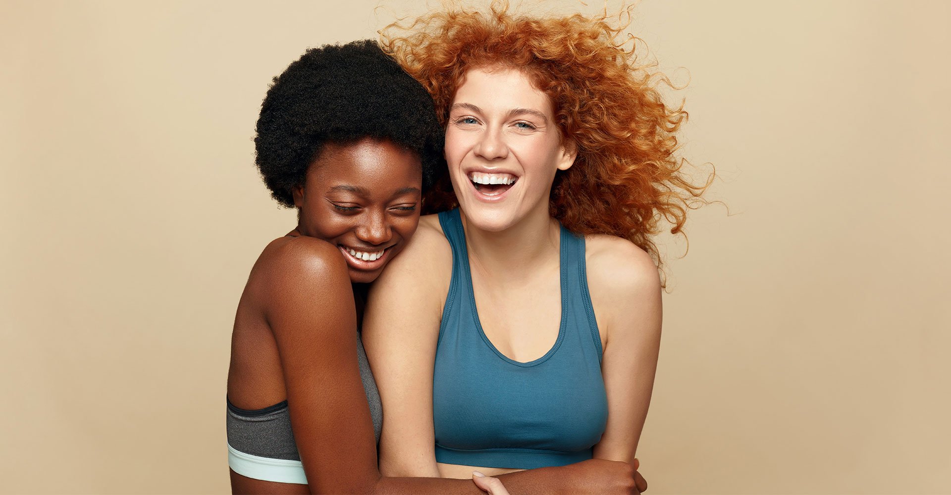 Duas Modelos Uma Negra Com Cabelo Curtinho Preto Outra Ruiva Abracadas