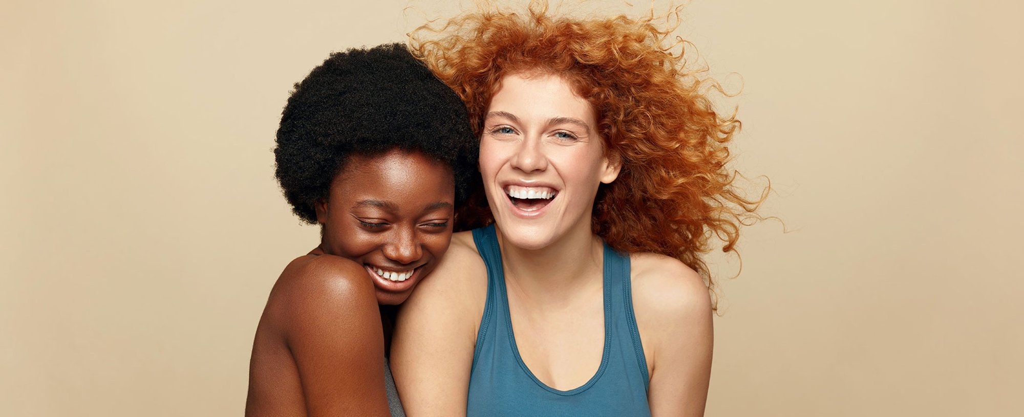 Duas Modelos Uma Negra Com Cabelo Curtinho Preto Outra Ruiva Abracadas