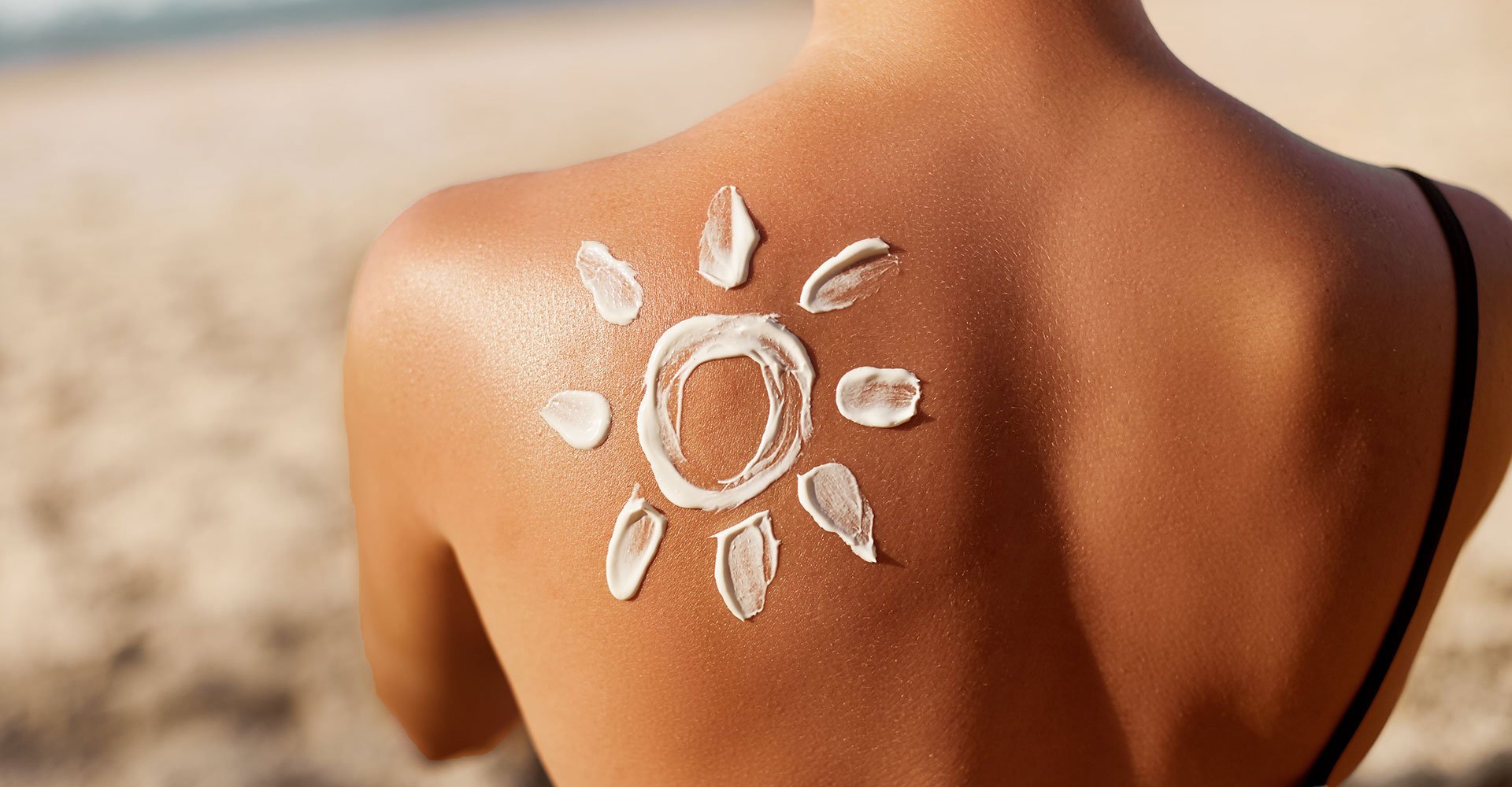 Modelo De Costas Com Um Sol Feito Com Protetor Solar