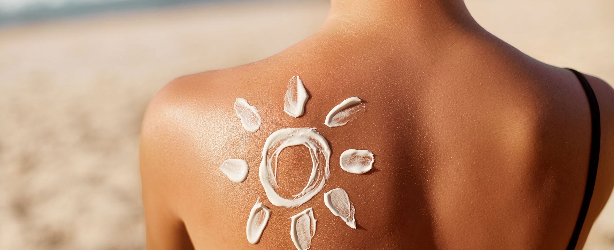 Modelo De Costas Com Um Sol Feito Com Protetor Solar