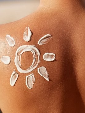 Modelo De Costas Com Um Sol Feito Com Protetor Solar