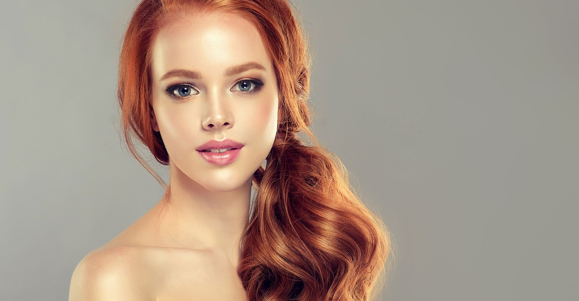 Modelo Com Cabelo Ruivo De Um Lado Do Corpo