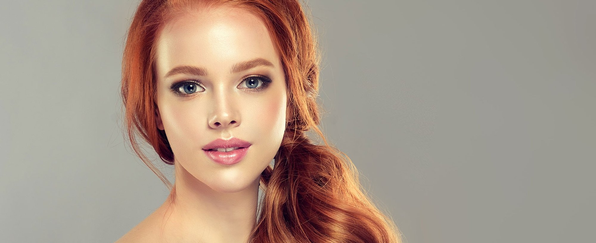 Modelo Com Cabelo Ruivo De Um Lado Do Corpo