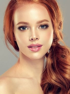 Modelo Com Cabelo Ruivo De Um Lado Do Corpo