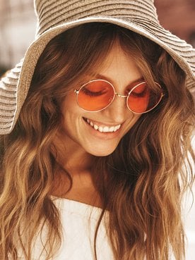 Modelo Com Cabelo Castanho E Chapeu Sorrindo