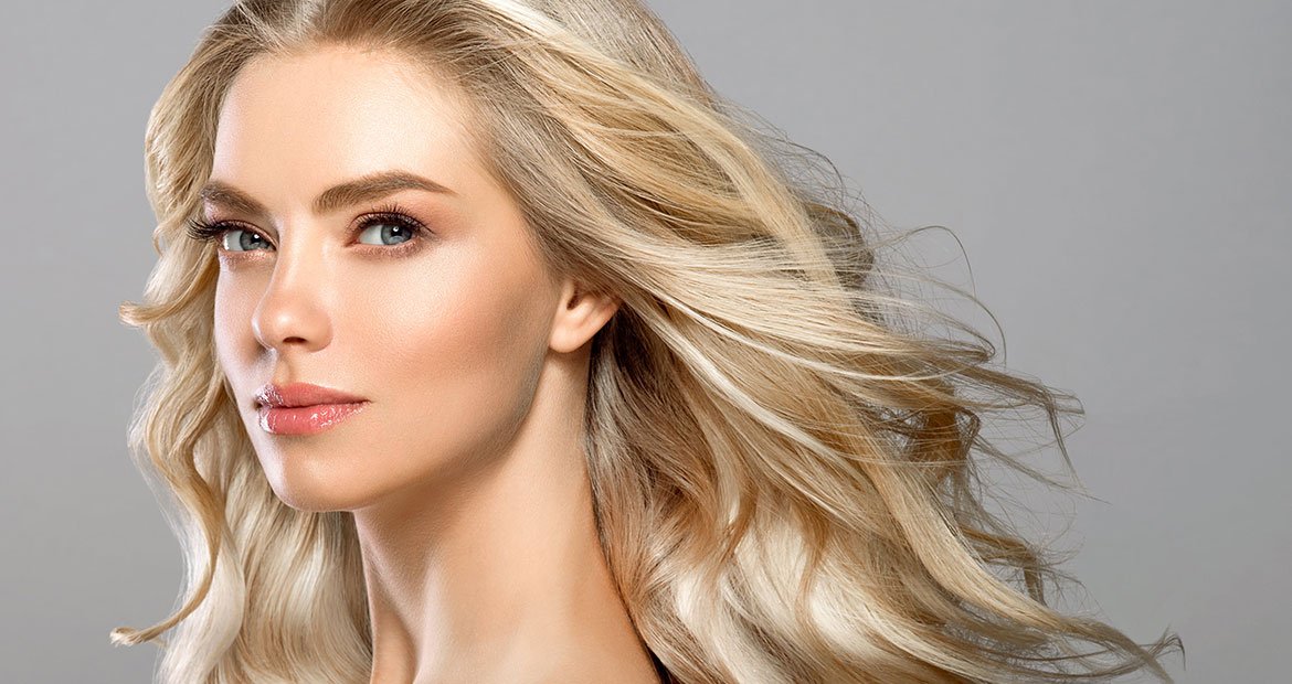 Modelo Loira Com Cabelos Ao Vento