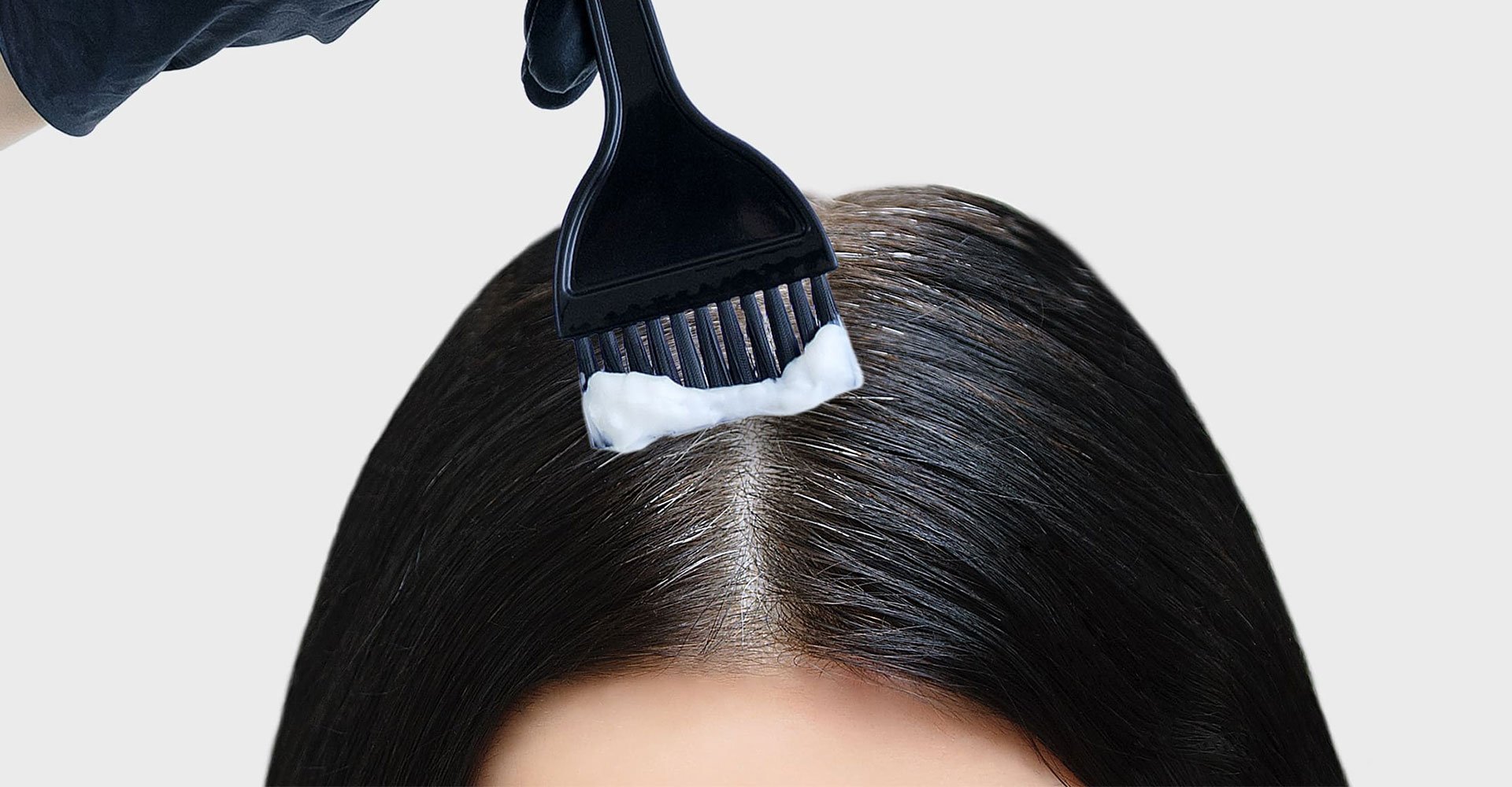 Profissional Passando Produto Em Cabelo Preto