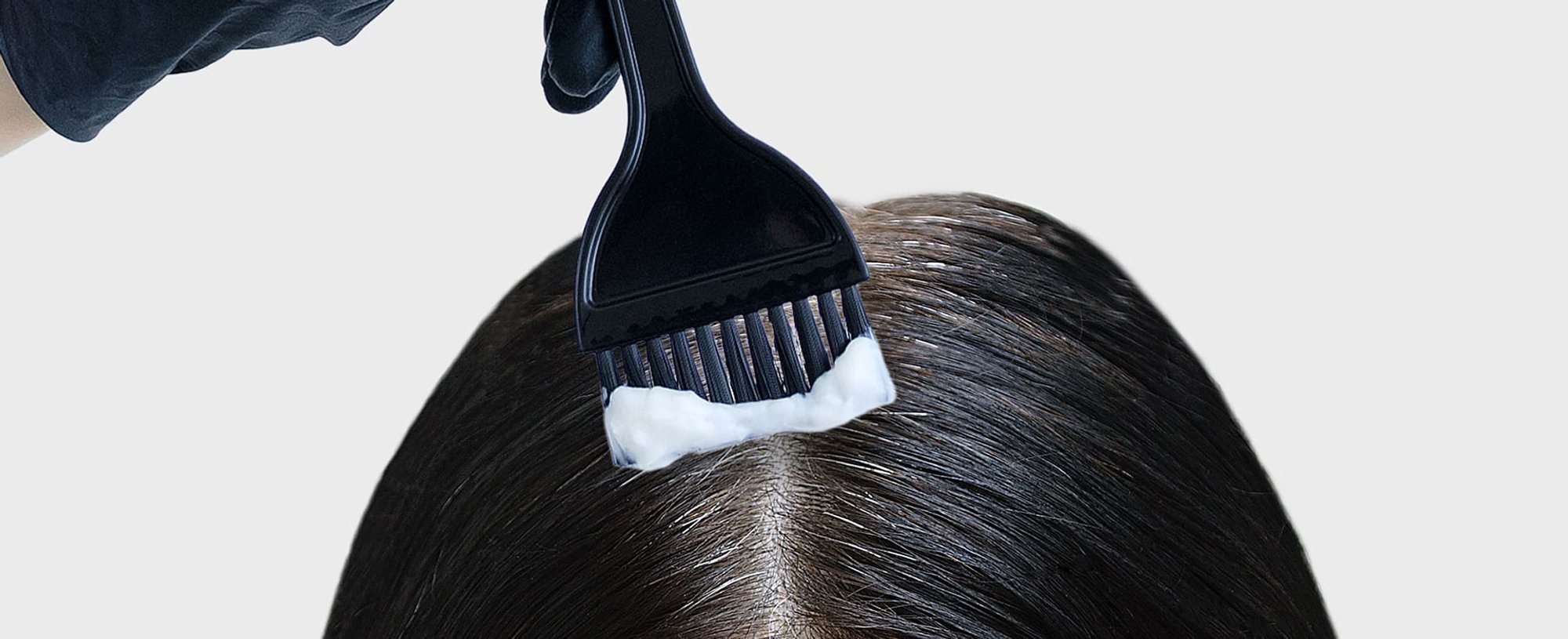 Profissional Passando Produto Em Cabelo Preto