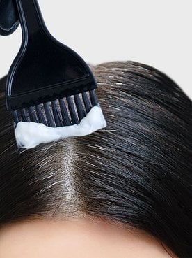 Profissional Passando Produto Em Cabelo Preto