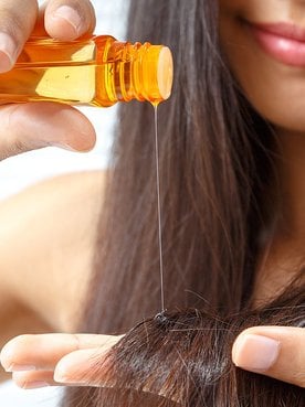 Modelo Despejando Produto Em Cabelo Preto