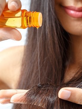 Modelo Despejando Produto Em Cabelo Preto