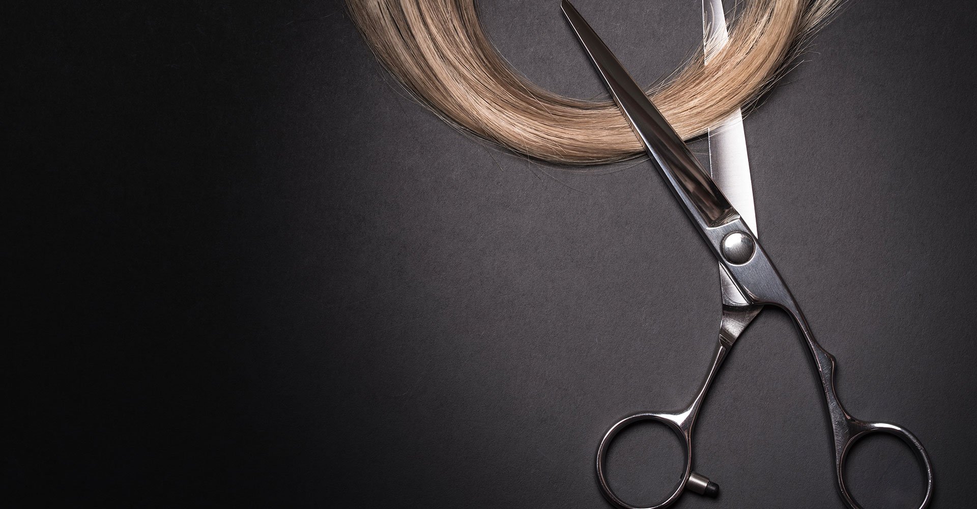 Imagem De Uma Tesoura Cortando Uma Madeixa Loira