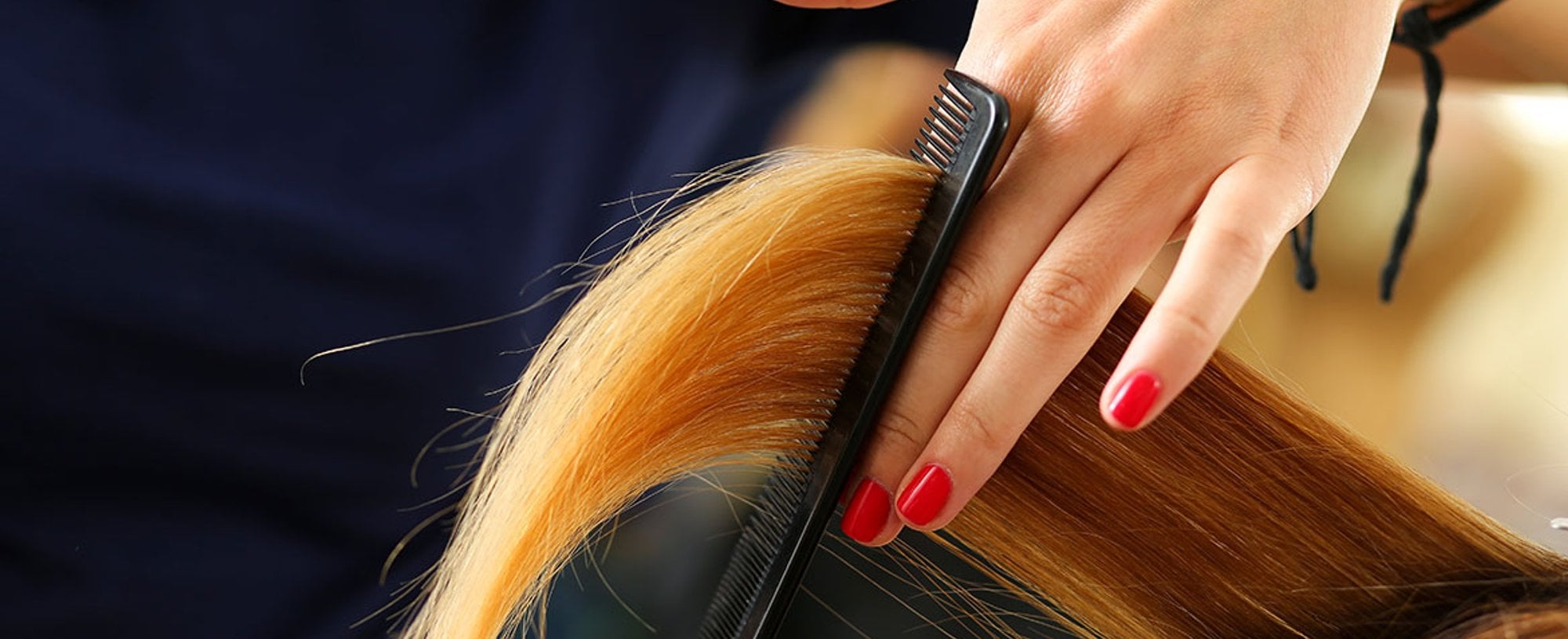 Profissional Cortando O Cabelo De Uma Mulher