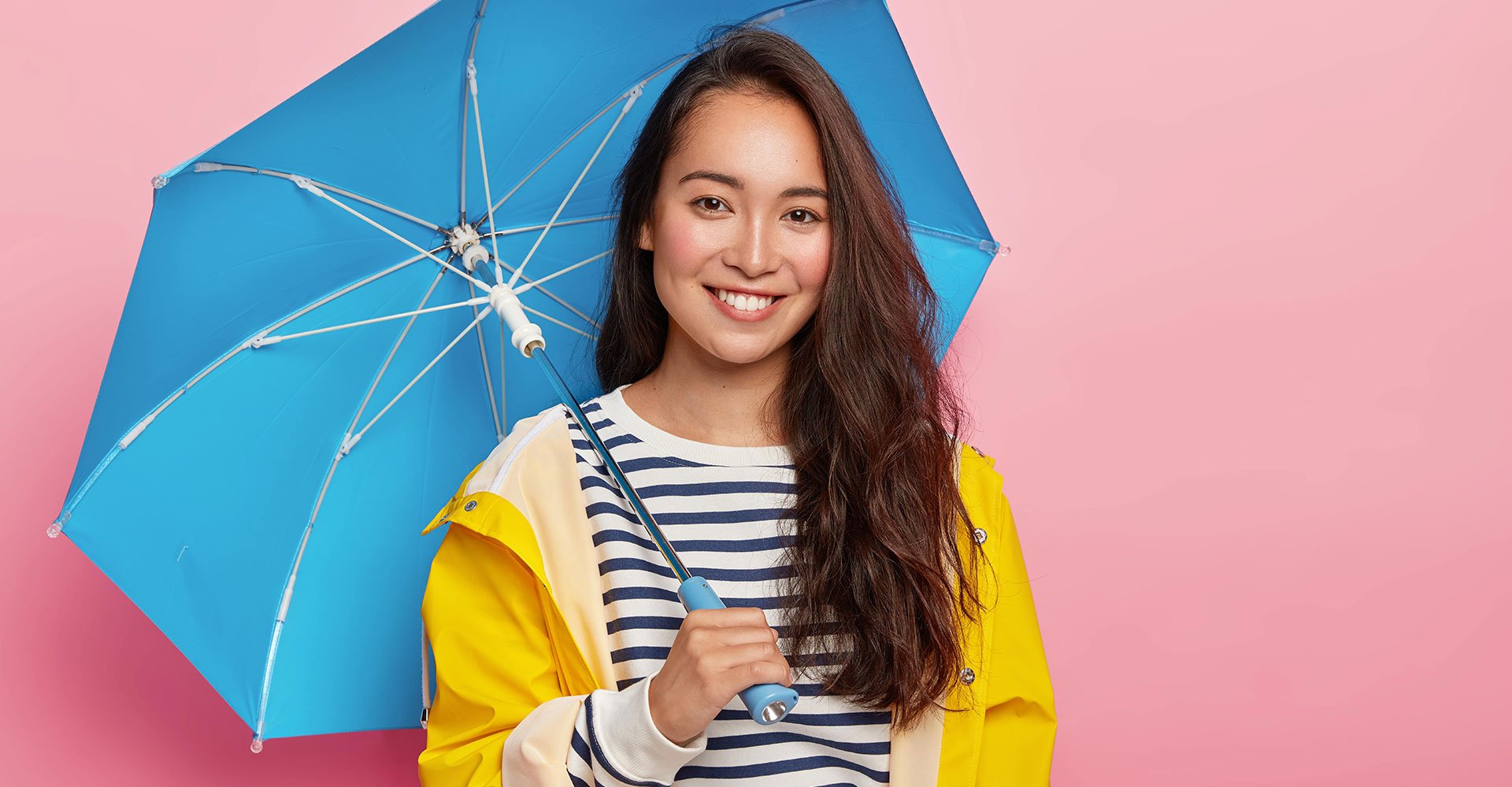 Modelo Asiatica Segurando Um Guarda Chuva Num Fundo Rosa