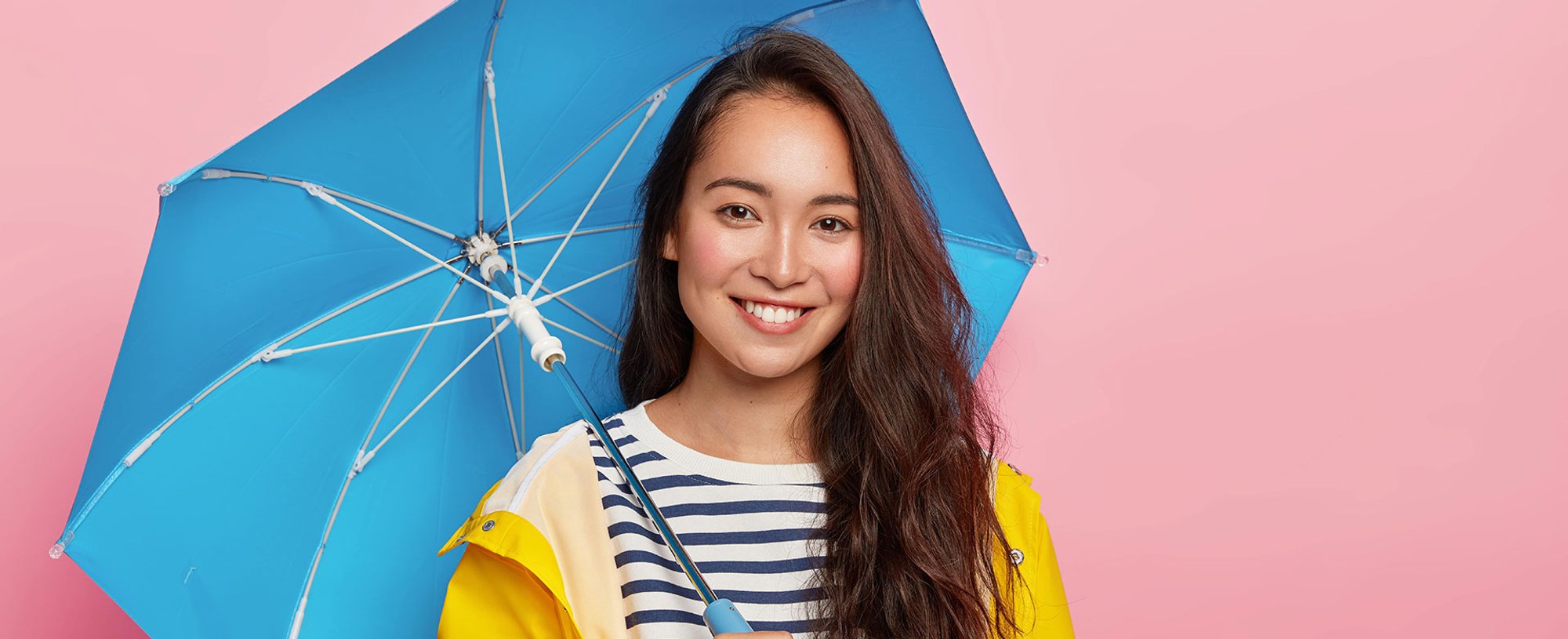 Modelo Asiatica Segurando Um Guarda Chuva Num Fundo Rosa