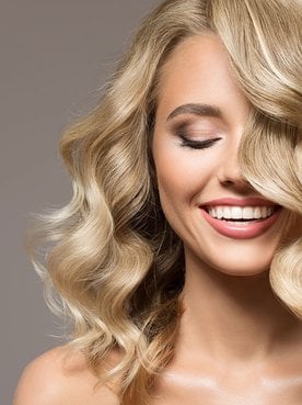 Modelo Loira Sorrindo Com Cabelo Curto Ondulado