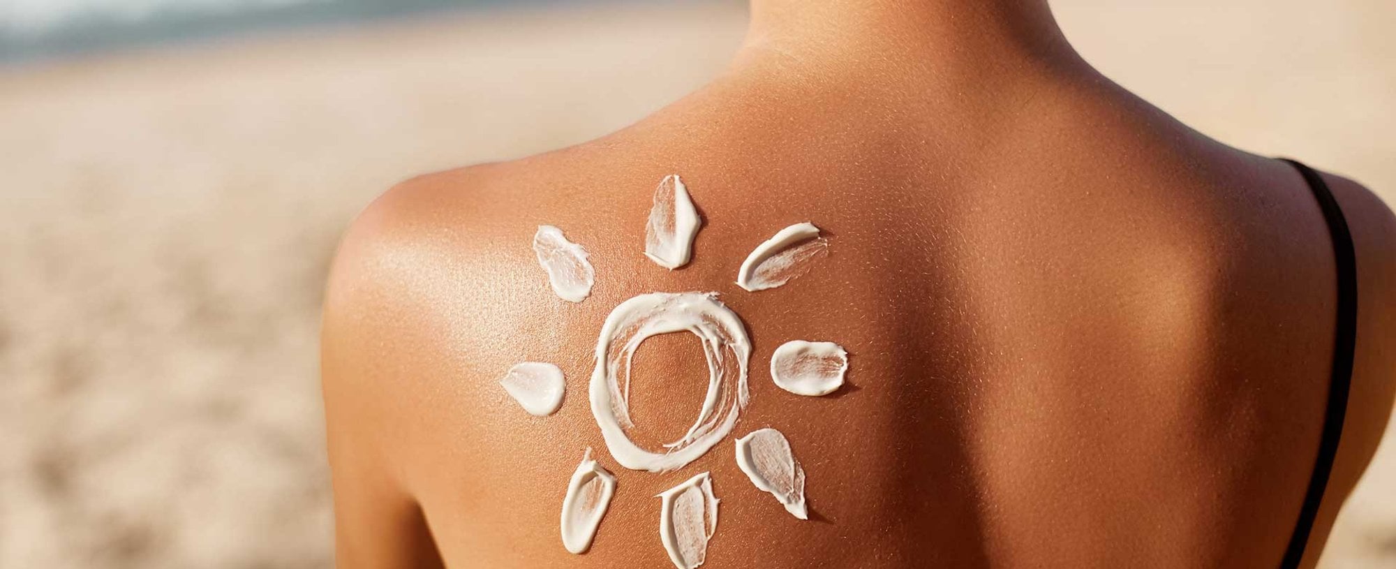Modelo Com Um Sol Feito De Protetor Solar