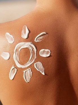 Modelo Com Um Sol Feito De Protetor Solar