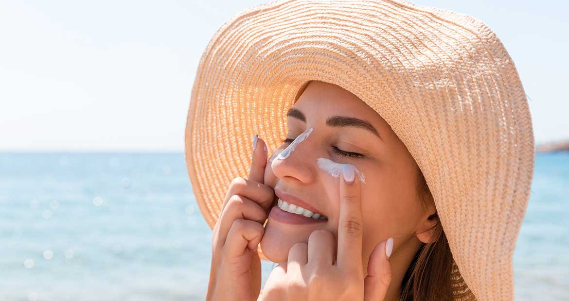 Modelo Passando Protetor Solar No Rosto